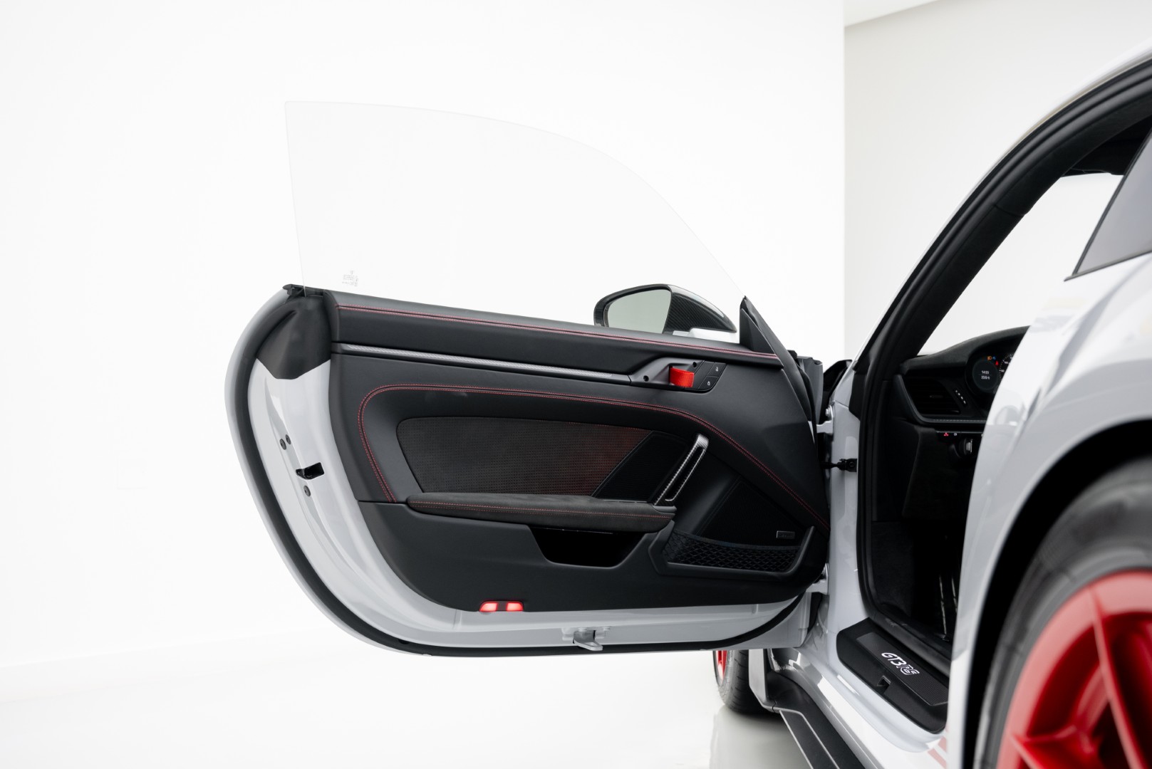2024 PORSCHE 911 GT3 RS WEISSACH┃GCC┃5 YRS WARRANTY┃CARBON CERAMIC BRAKES┃SUSPENSION LIFTER┃ HIGH SPEC